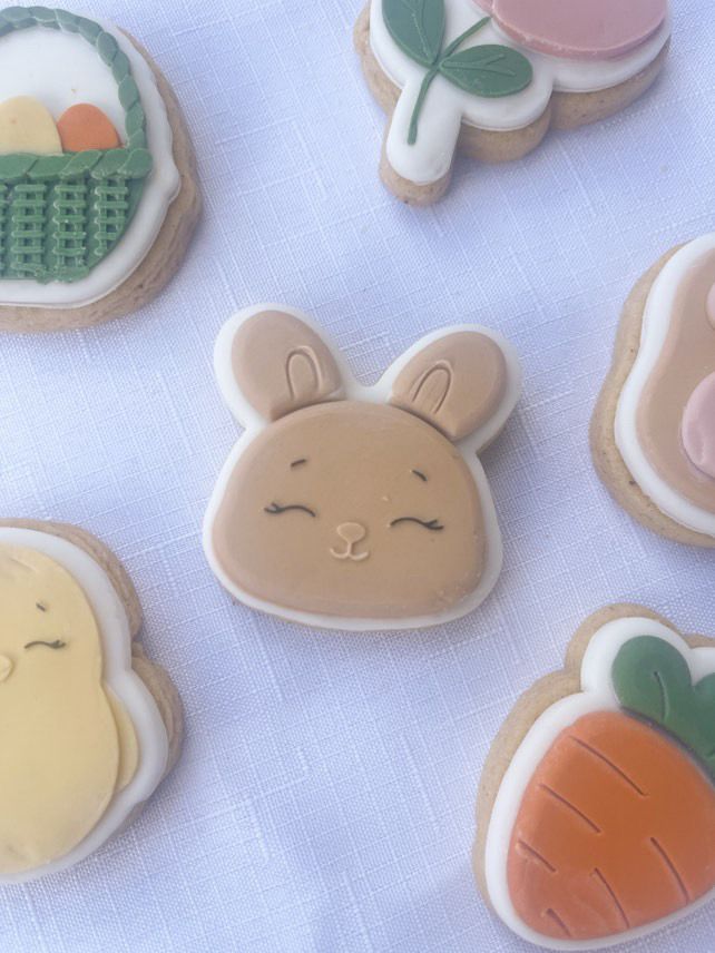 Konijnenkopje koekjes en een wortelkoekje op een blauwe ondergrond