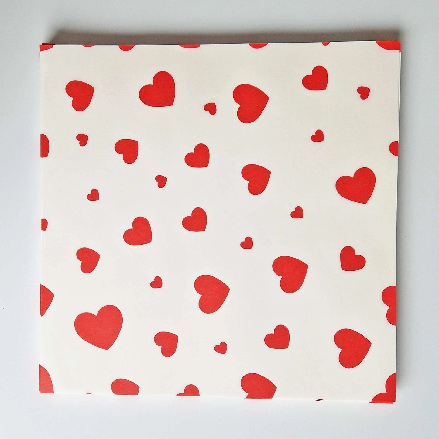 Groot formaat vetvrij papier - rode hartjes (100 st) - Cupcakedozen.nl
