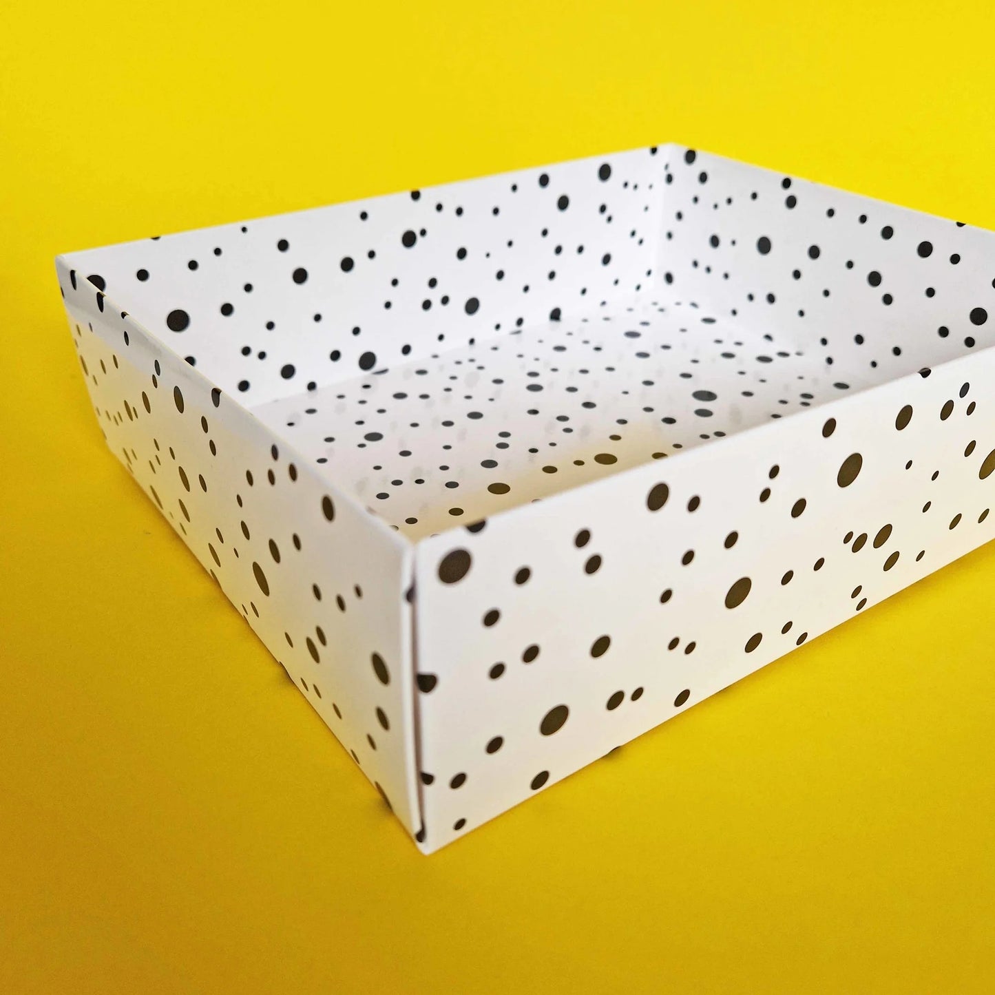 Witte sweet box met zwarte stippen (10 st) - Cupcakedozen.nl