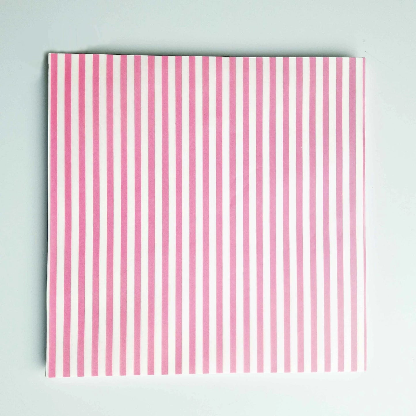 Groot formaat vetvrij papier - roze strepen (100 st) - Cupcakedozen.nl