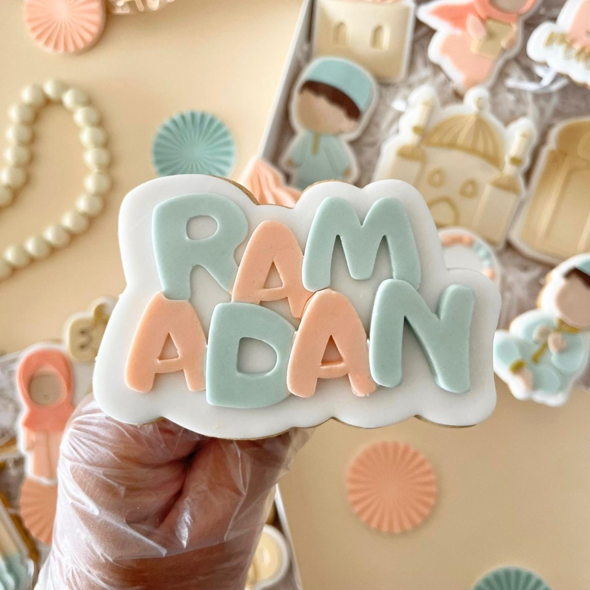 Ramadan koekje in pastelkleuren in de hand