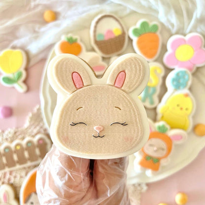 Konijnenkopje koekje met roze oortjes in de hand