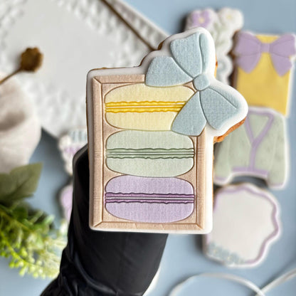 Macarondoosje koekje in pastelkleuren in de hand