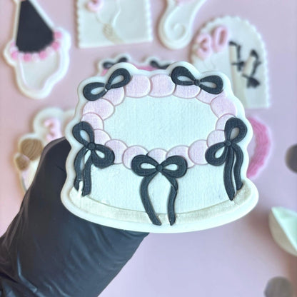 Bento cake koekje in wit en zwart in de hand