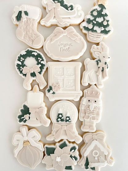 Overzicht van kerstkoekjes in ivoor en donkergroen met krans, kerstbal, kerstboom en slee