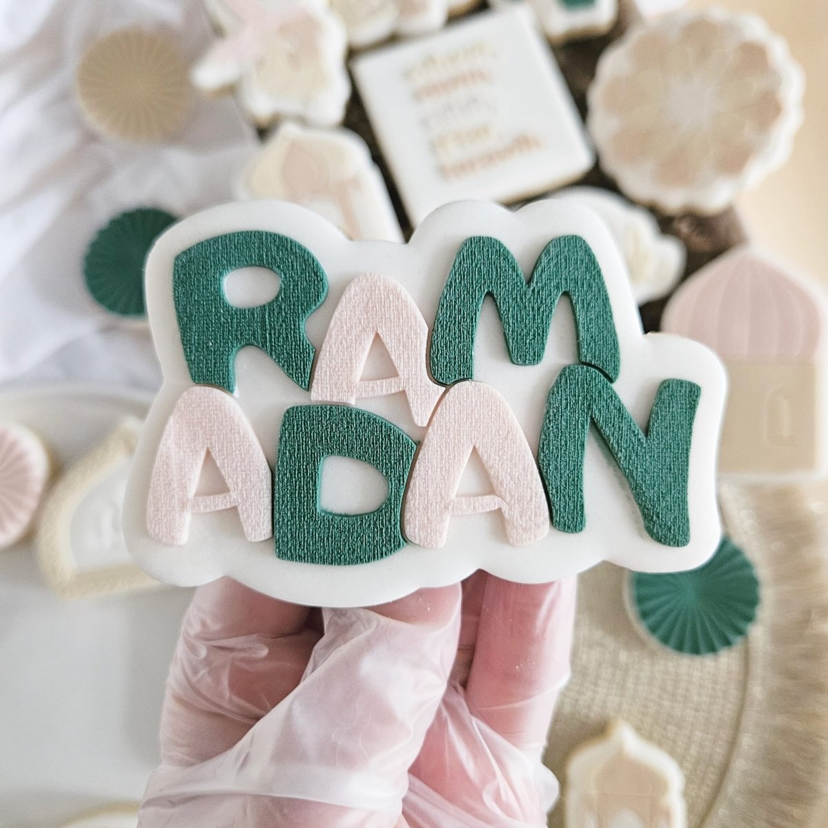 Koekje met Ramadan in groene en roze bolle letters
