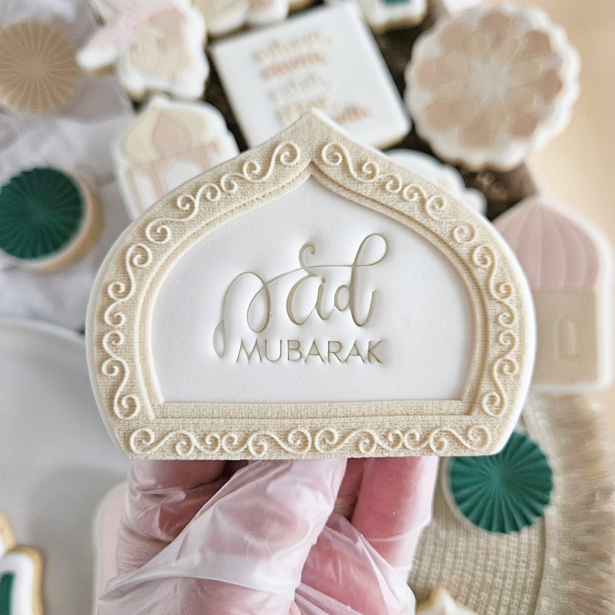 Ivoorkleurig koekje in de vorm van een oosterse boog met Eid Mubarak