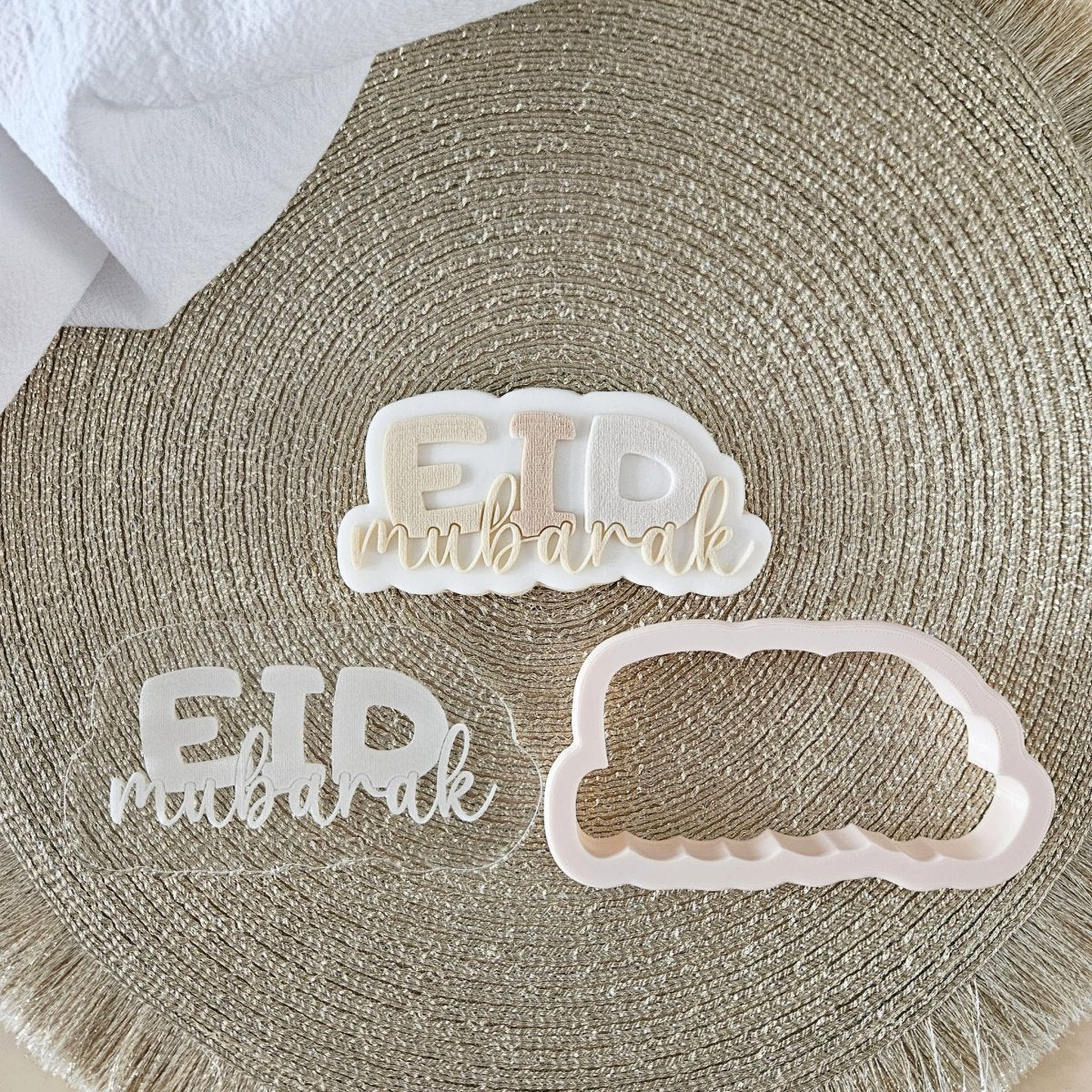 Stempel en uitsteker Eid Mubarak op een rieten ondergrond