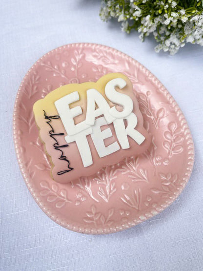 Happy Easter koekje op een roze paasbordje