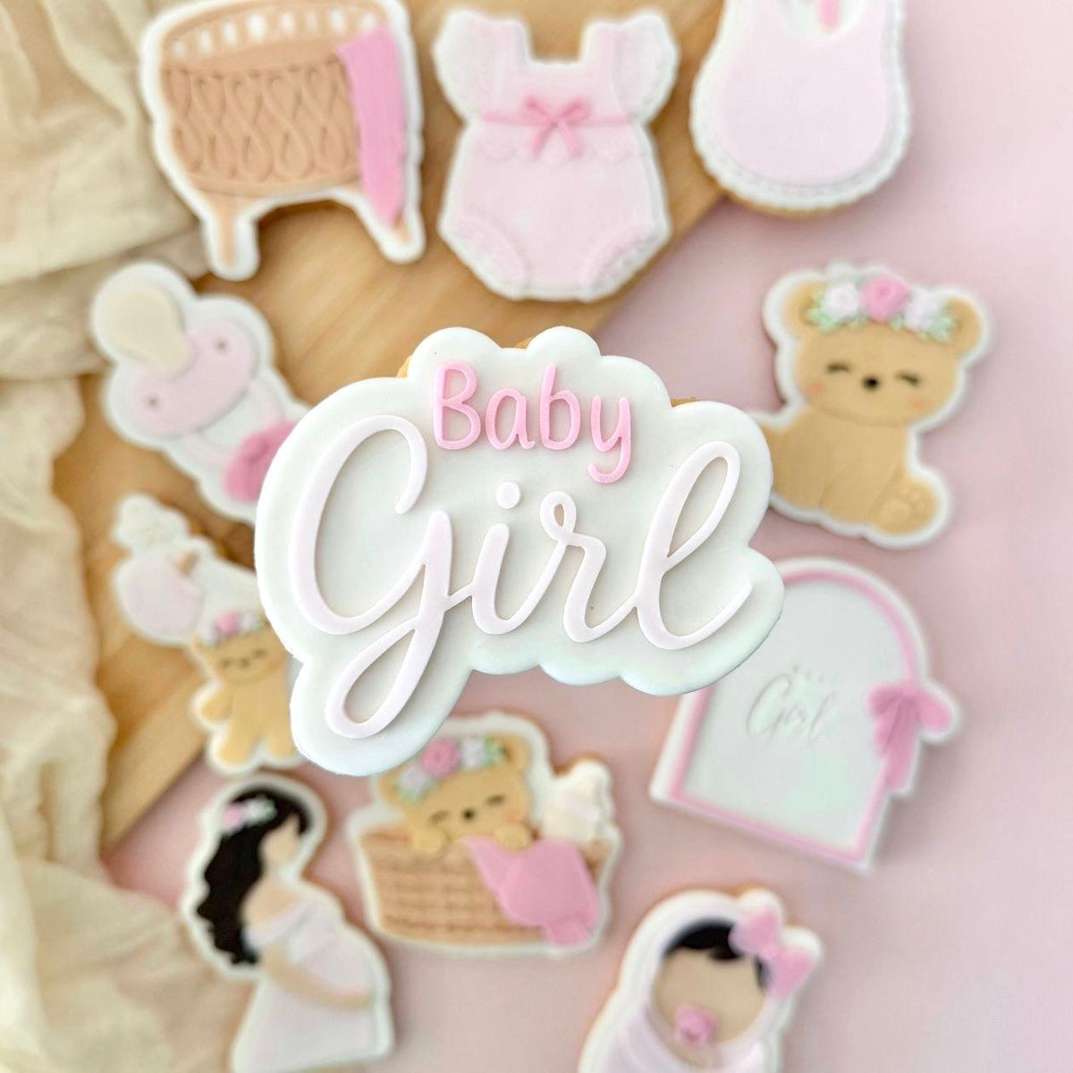 Koekje met Baby Girl in roze sierletters, gemaakt met de koekstempel