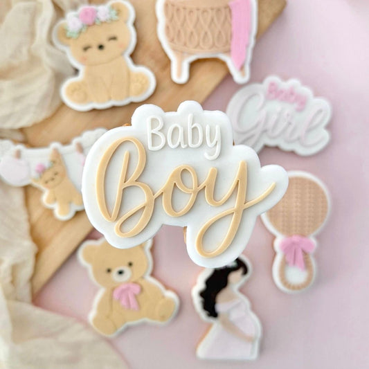 Koekje met Baby Boy in beige sierletters tussen babykoekjes