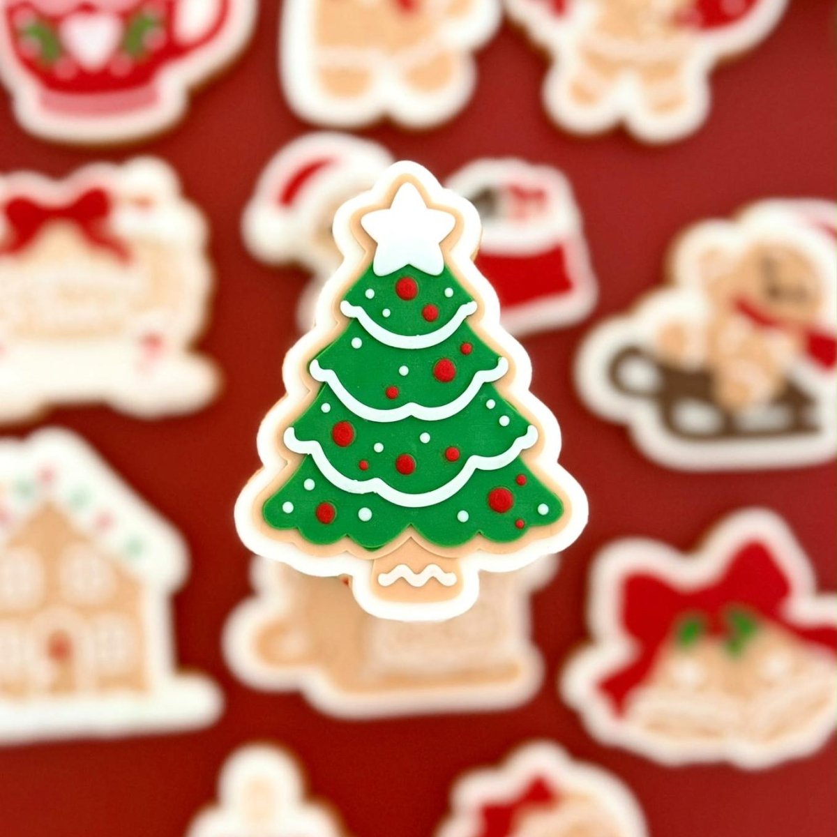Groene kerstboom koekje met witte slingers en een ster