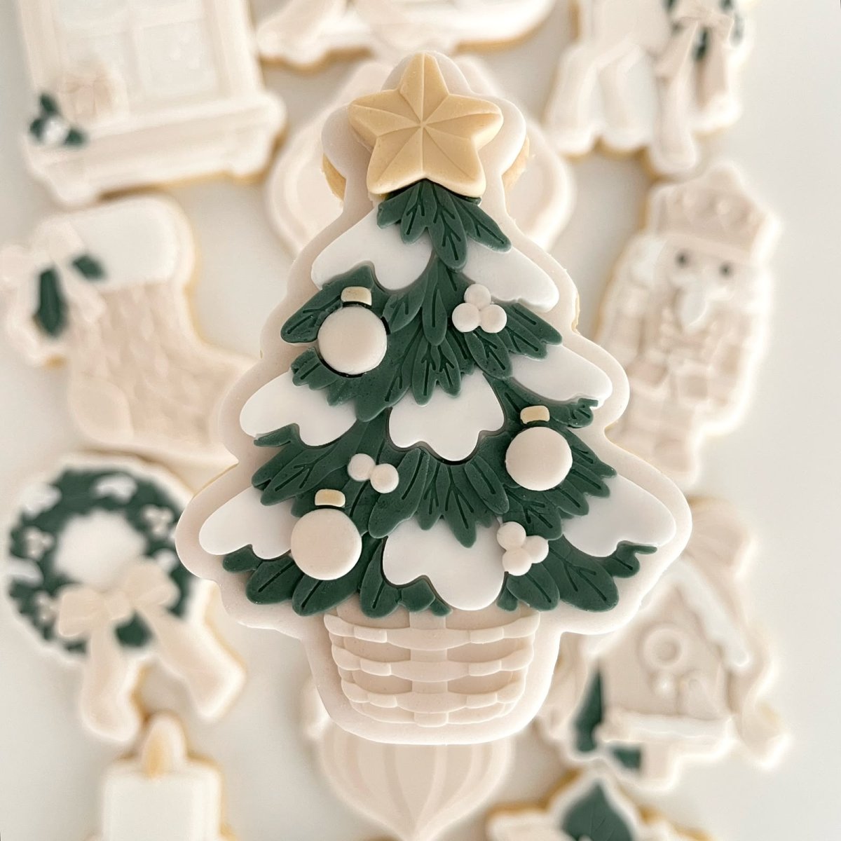 Groene kerstboom koekje met sneeuw en een gouden ster in een mand