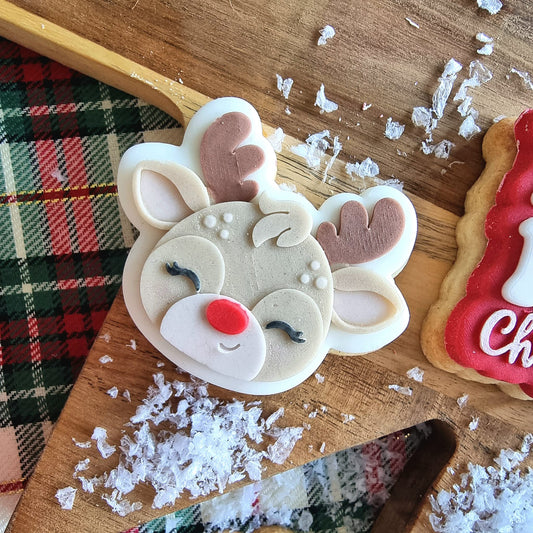 Mini koekje van een hertenkopje met gewei en een rood neusje