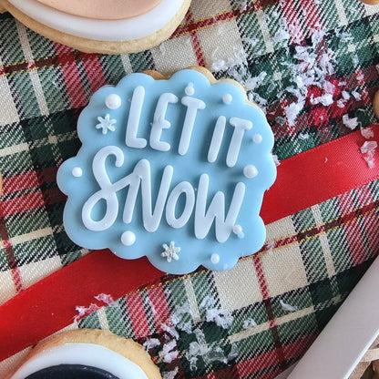Lichtblauw mini koekje met Let it Snow in witte letters