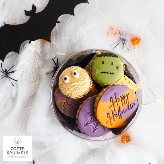 Halloweentraktatie in een koker met logosticker van een bakker