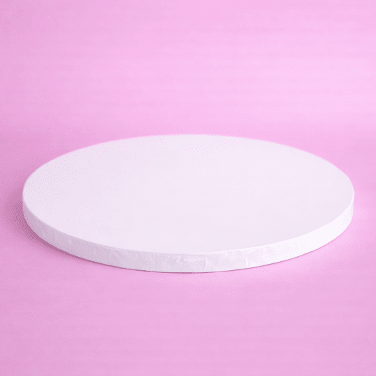 Bruidstaart op een dik wit cakeboard van 35 cm
