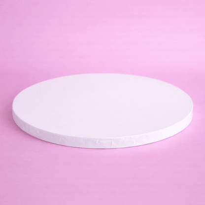 Bruidstaart op een dik wit cakeboard van 35 cm