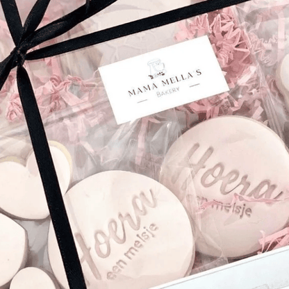 Koekstempel - Hoera een meisje - Cupcakedozen.nl