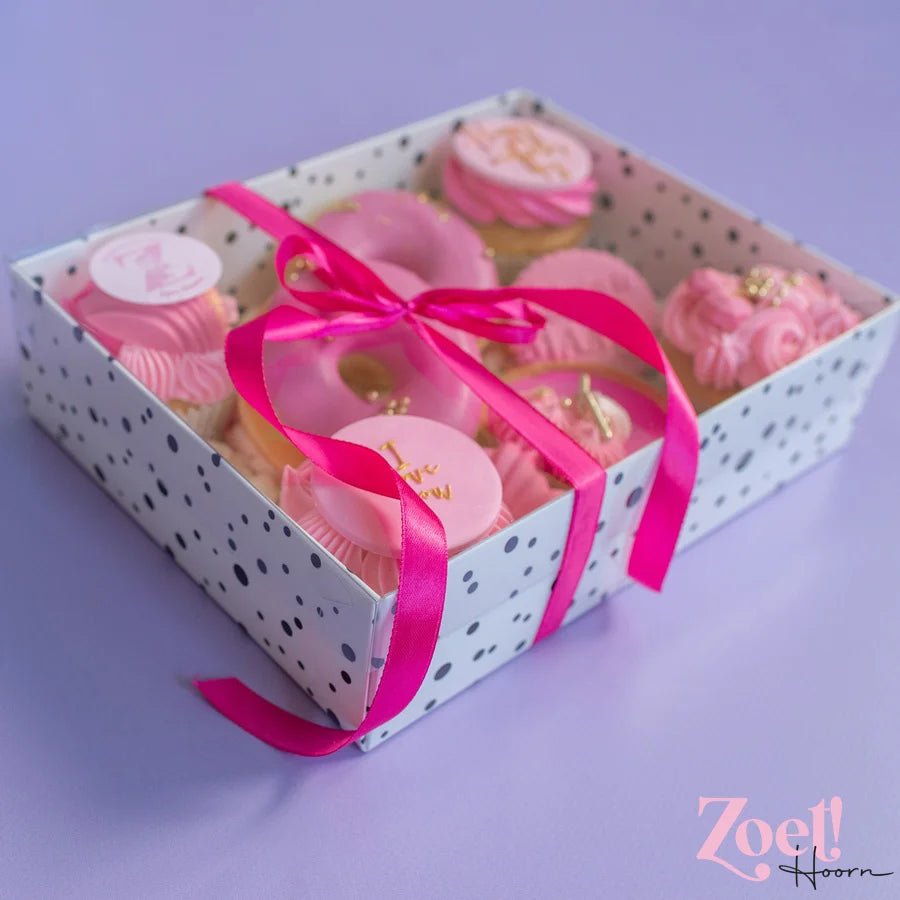 Witte sweet box met zwarte stippen (10 st) - Cupcakedozen.nl