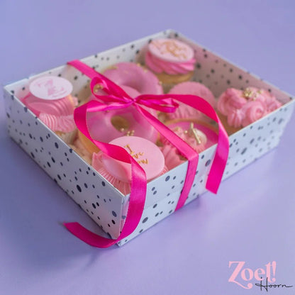 Witte sweet box met zwarte stippen (10 st) - Cupcakedozen.nl