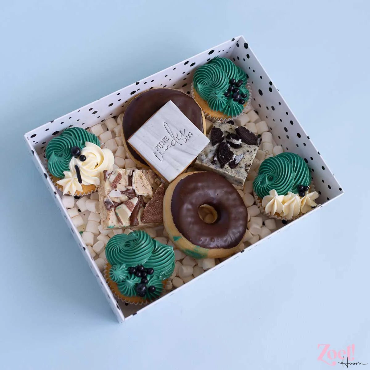 Witte sweet box met zwarte stippen (10 st) - Cupcakedozen.nl