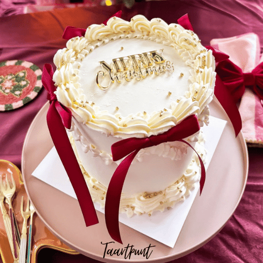 Kersttaartje op een vierkant taartkarton, met bakkerslogo