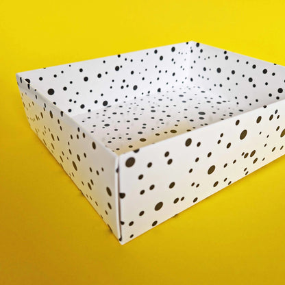 Witte sweet box met zwarte stippen (10 st) - Cupcakedozen.nl