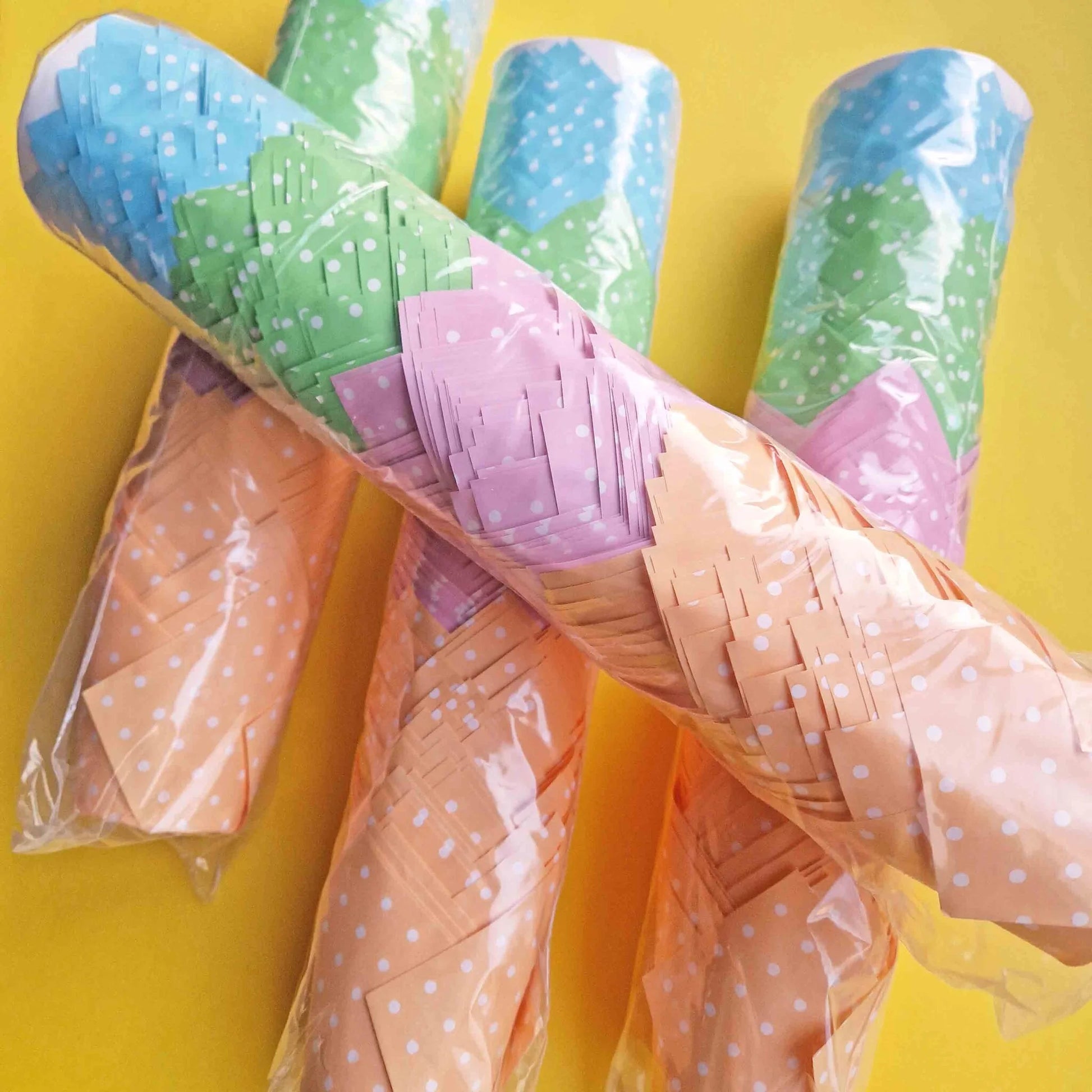 Tulp baking cups - polka (200 st) - Cupcakedozen.nl